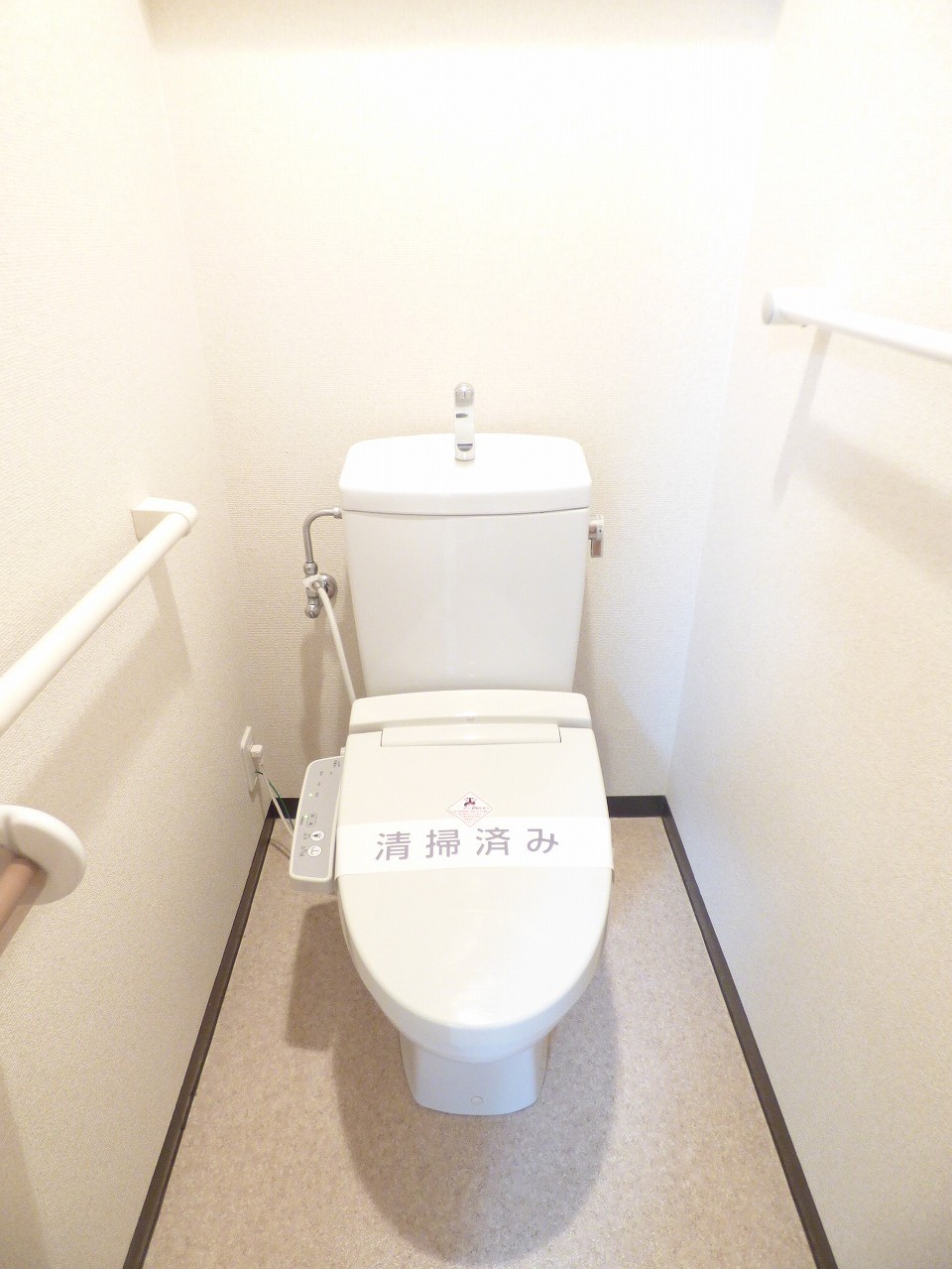 トイレ　便利な温水洗浄便座付き！