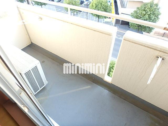 バルコニー　ベランダでは洗濯物も干せますね。