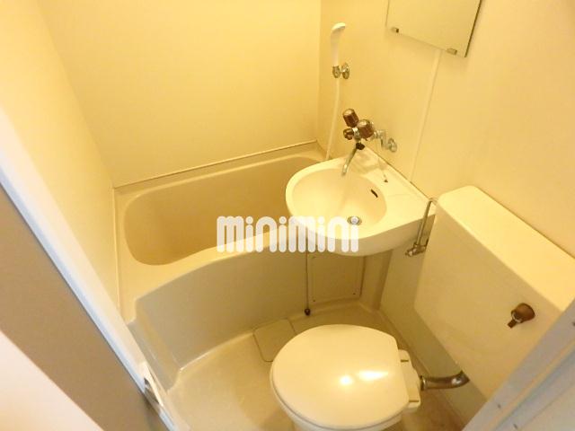 バス・シャワールーム　バスルームとトイレは共同になっております。