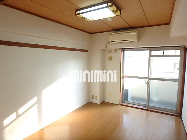 居室・リビング　４階、南向きのお部屋です。