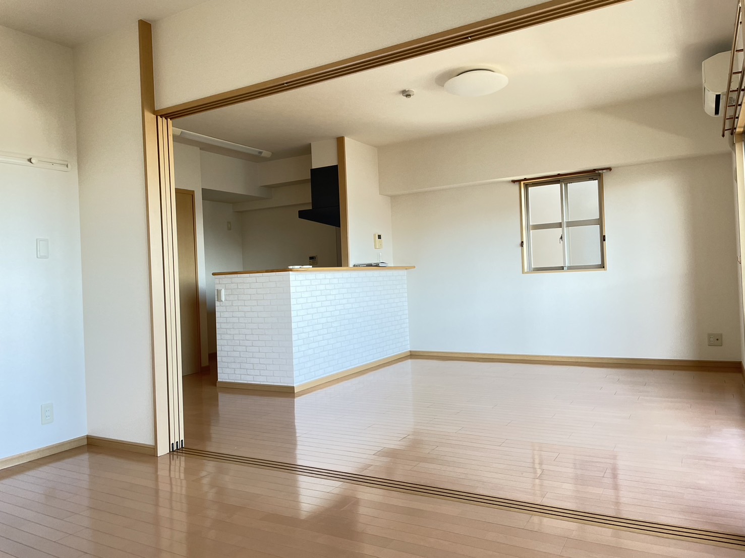 居室・リビング　別部屋写真の為、反転の可能性あり