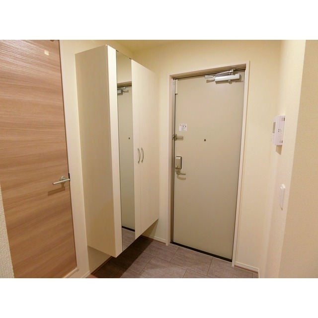玄関　※同間取のイメージ写真です。