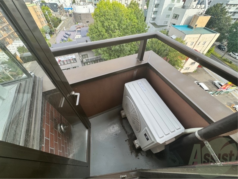 バルコニー　バルコニーです。洗濯物を干すもよし、一息つくもよしですね。