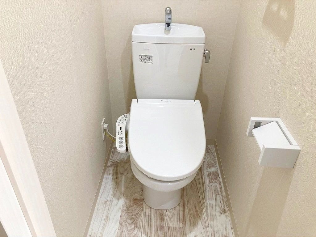 トイレ　トイレは、温水洗浄便座付きです。