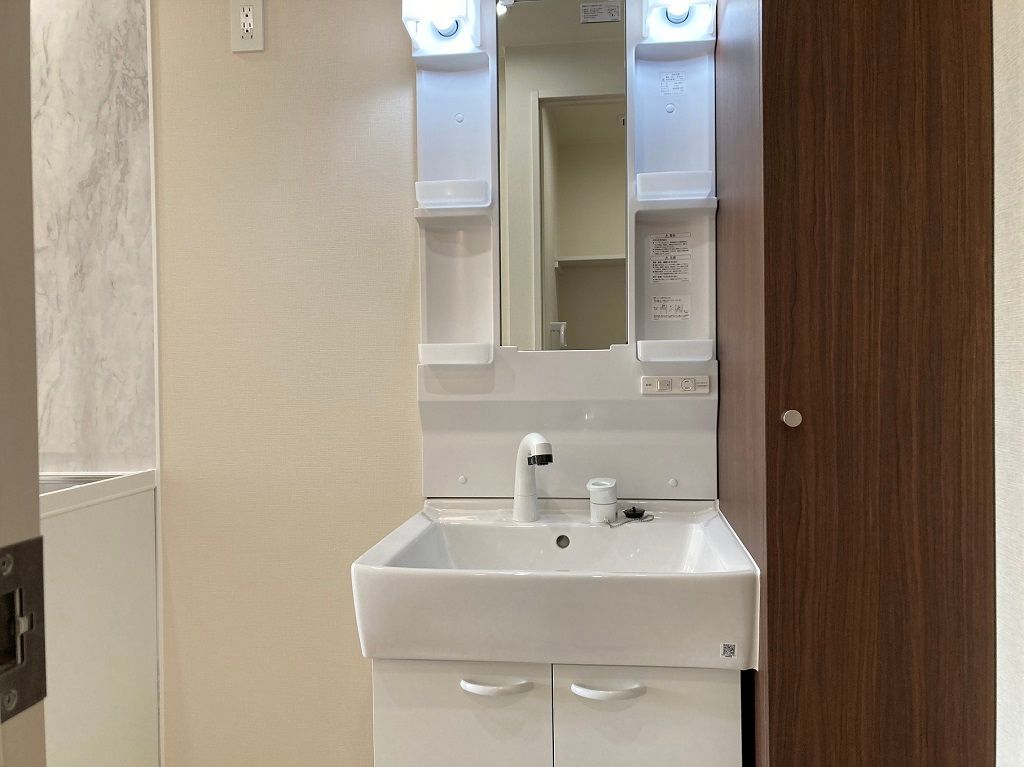 洗面設備　洗面化粧台。嬉しいハンドシャワー付き！