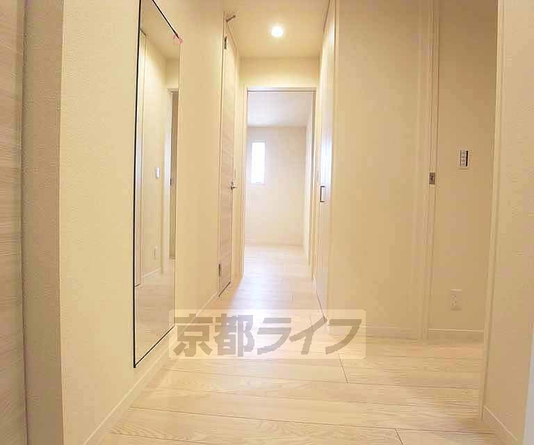 その他部屋・スペース　玄関からみた廊下です。