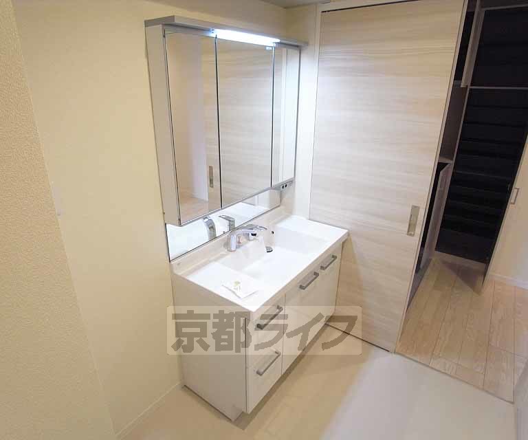 洗面設備　ハイグレードな洗面台です。