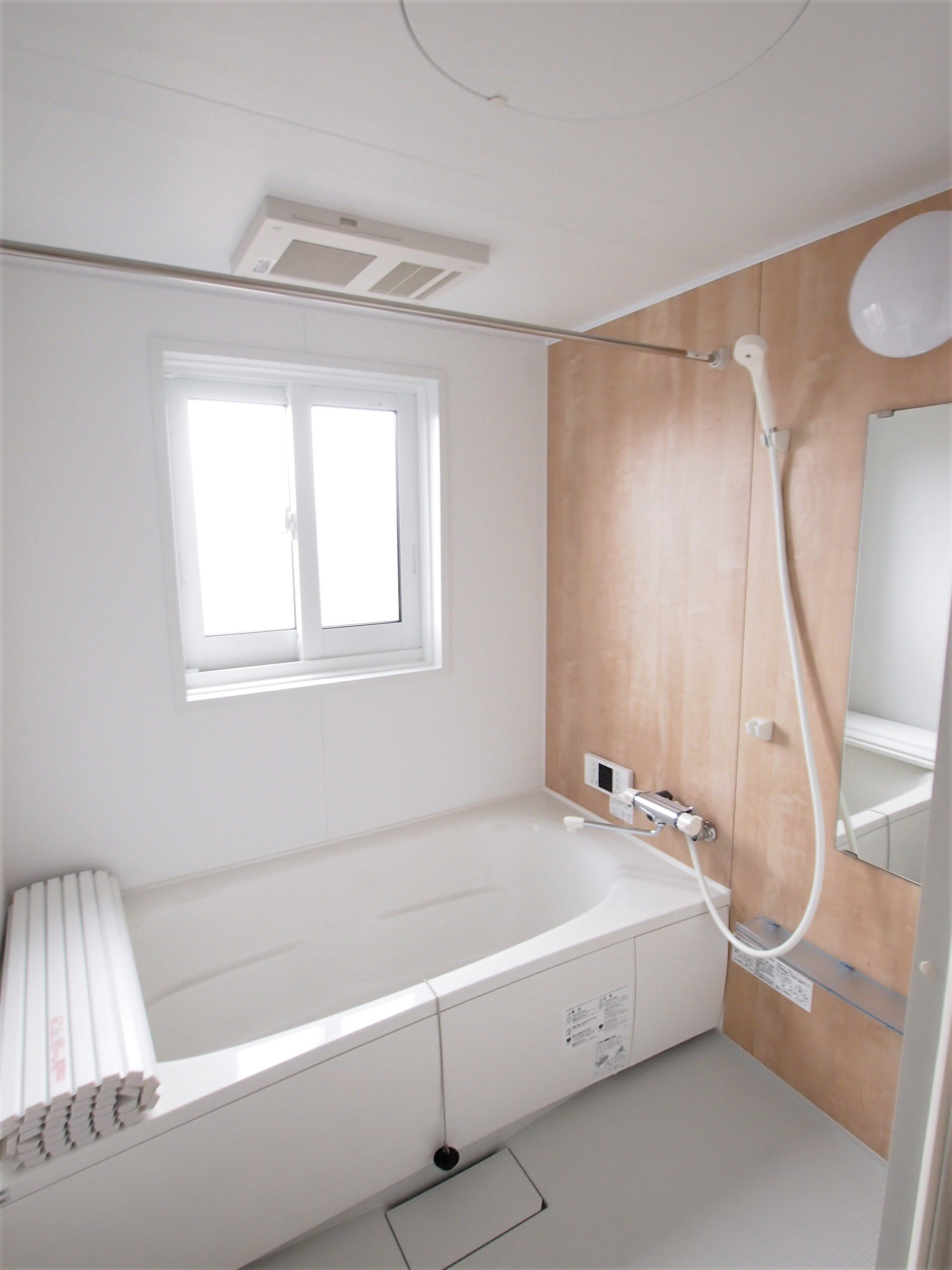 バス・シャワールーム　1坪タイプの浴室　追焚・保温・乾燥・暖房機能付で快適です！