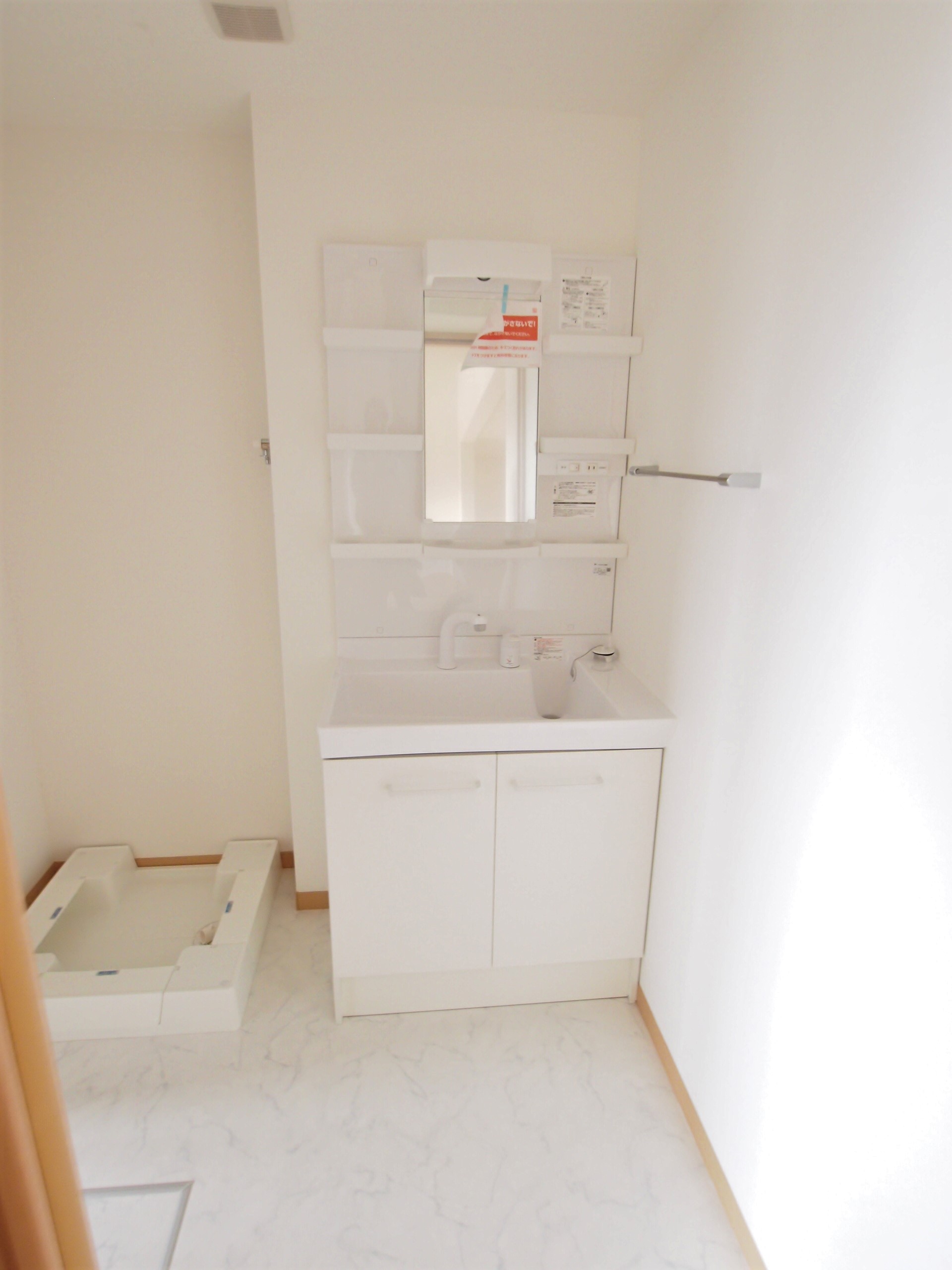 洗面設備　独立洗面台　身支度と整えるのに便利です。1Fのみ床下収納あり