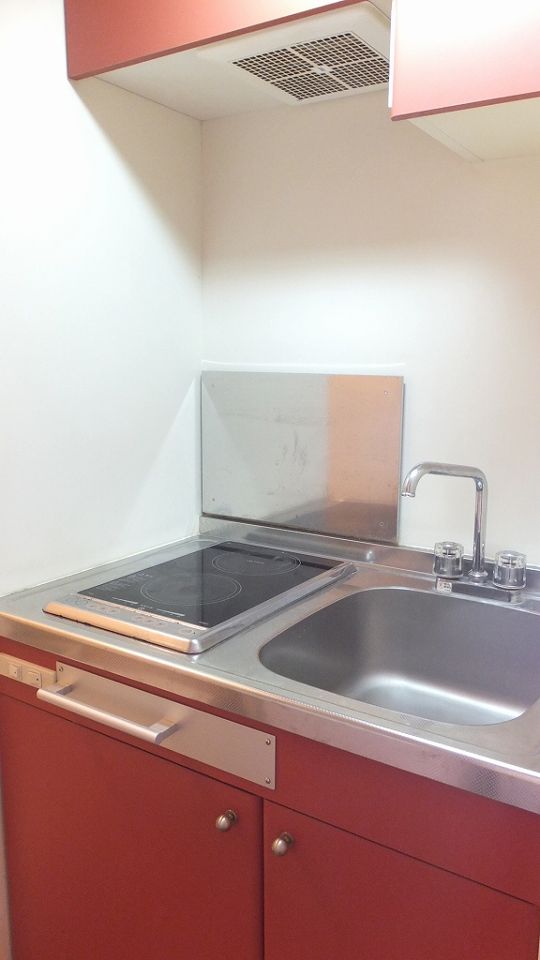 キッチン　2口の電気コンロ付き