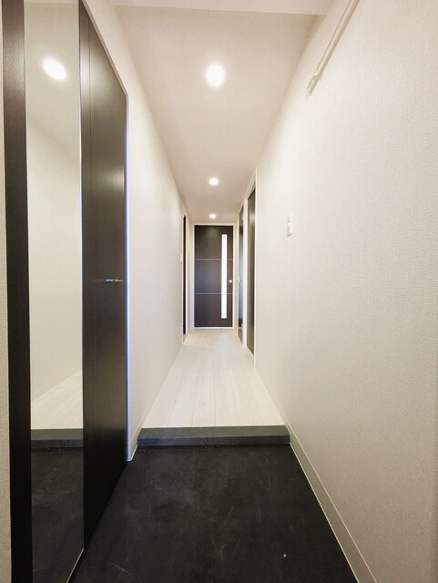 玄関　４０１号の写真となります。