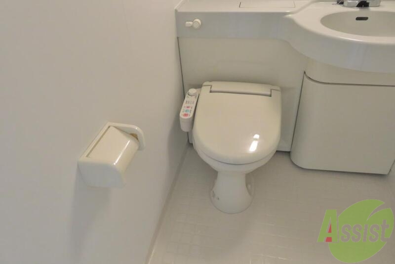 トイレ　温水洗浄便座付きで快適なトイレです。