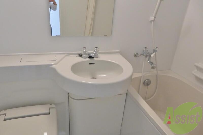 洗面設備　洗面はトイレとお風呂の間にあります。