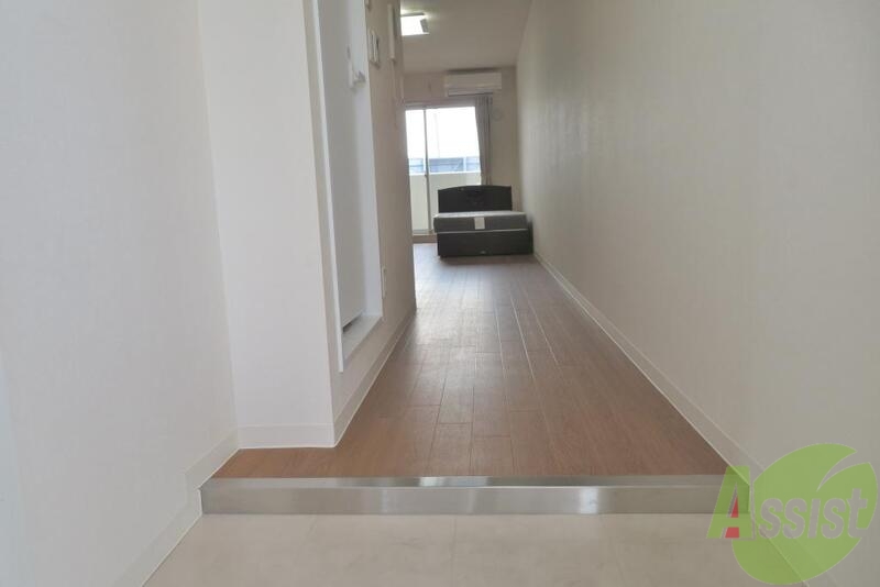 玄関　玄関からお部屋を見た感じです。正面にベッドが見えます。