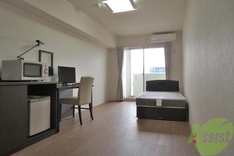 居室・リビング　８．８帖の１Ｒ、家具・家電付きのお部屋のご紹介です。