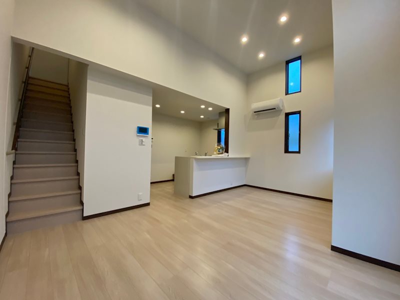 居室・リビング　天井が高めの広々リビングです。