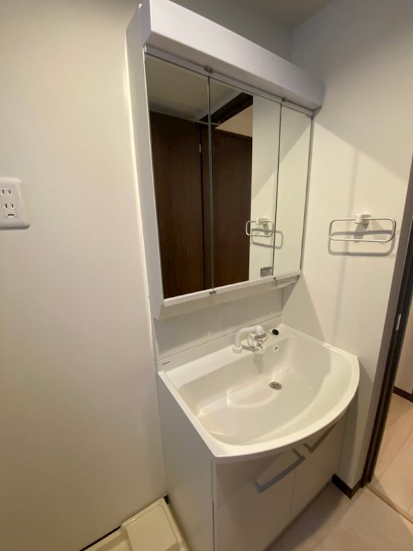 洗面設備　身支度に便利な独立洗面台付き。
