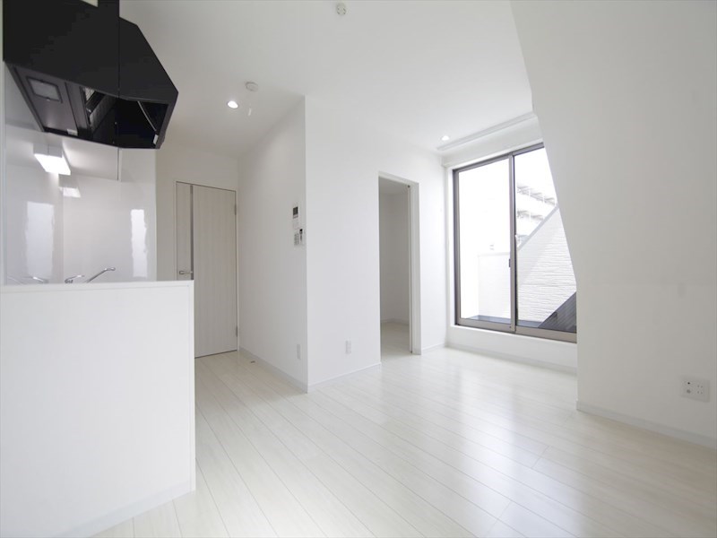 居室・リビング　ＬＤＫ8.6帖　システムキッチン　エアコン完備　バルコニー