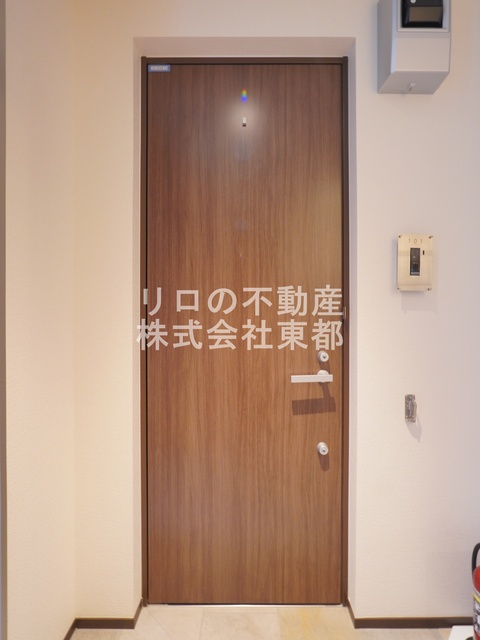 玄関　玄関には姿見があるので、お出かけ前にチェックできます♪