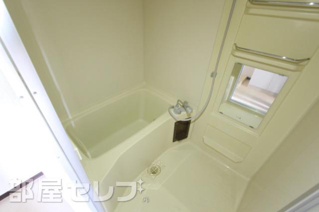 バス・シャワールーム　全身浸かって１日の疲れを取って下さい。