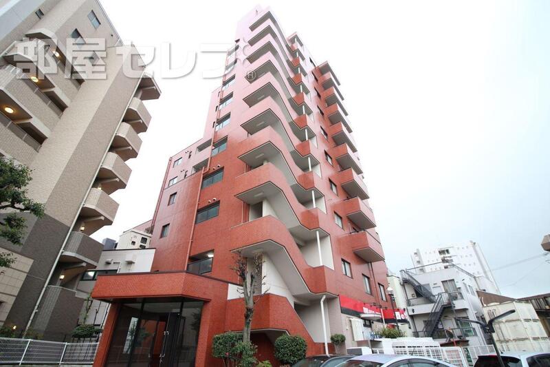 建物外観　タイル張りでどっしりとした外観。