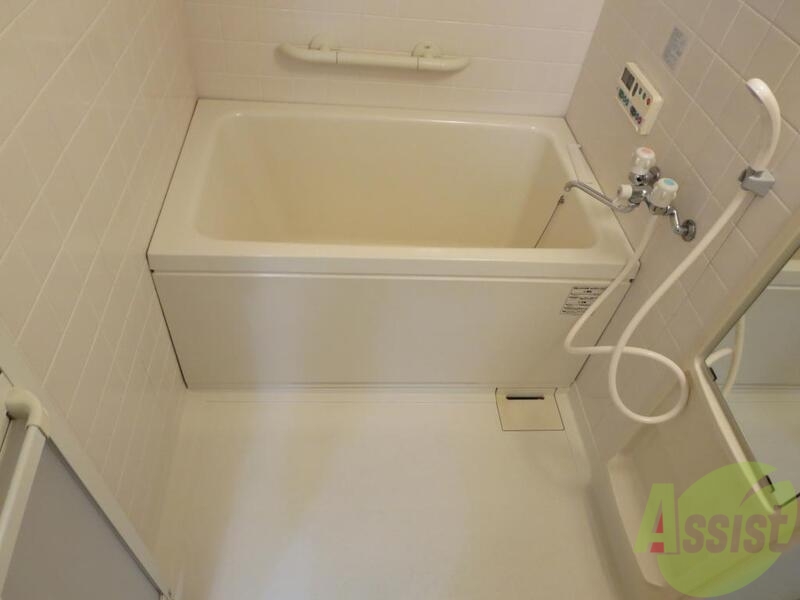 バス・シャワールーム　清潔感のある白いお風呂、鏡が便利です。