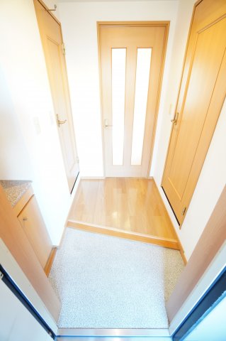 玄関　※同物件・反転タイプの写真です。