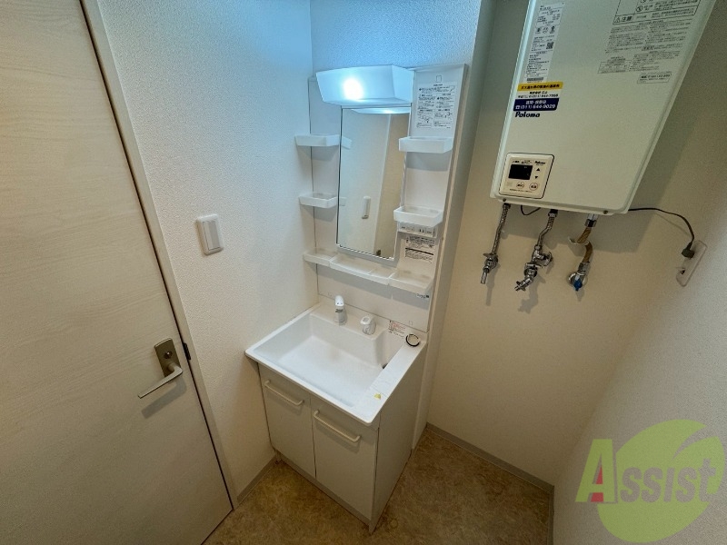 洗面設備　大きくて使いやすそうな独立洗面台になっています。