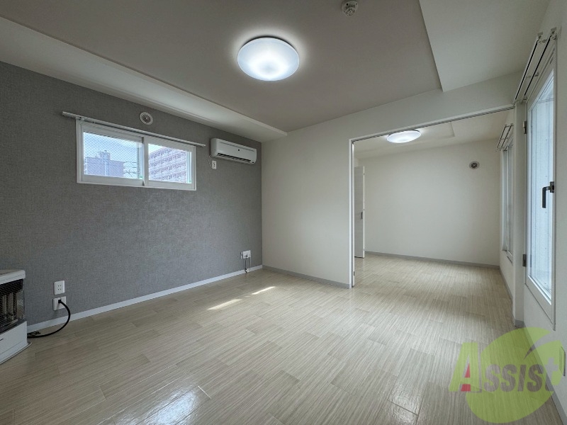 居室・リビング　リビングは白を基調としていて明るい印象ですね！