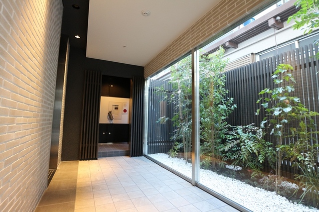 エントランス　エントランスには植栽もあり、高級感を漂わせます