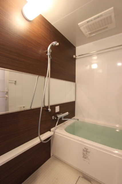 バス・シャワールーム　浴室乾燥機完備のバスルーム