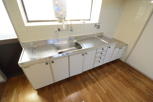 キッチン　窓付きのキッチンで換気がしやすくておすすめ！