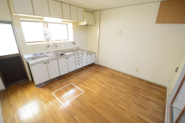 居室・リビング　床色が明るい色合いで、とてもきれいです。