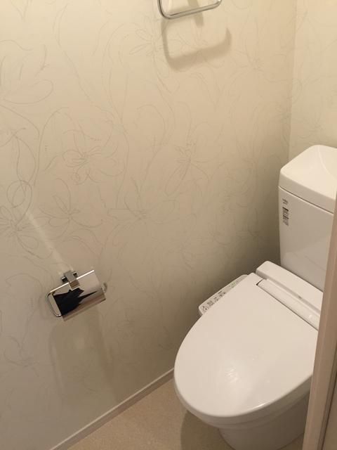 トイレ　落ち着いた色調のトイレです