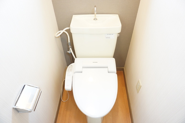 トイレ　※同タイプ参考写真（クロスの色が異なる場合があります）