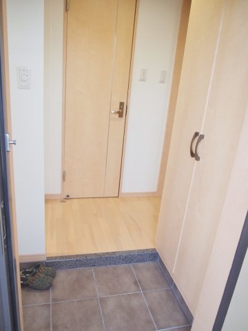 玄関　玄関には大きい靴箱もございます！沢山しまえてスッキリ☆