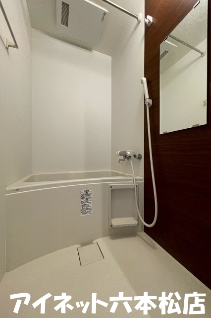 バス・シャワールーム　1日の疲れを流しましょう