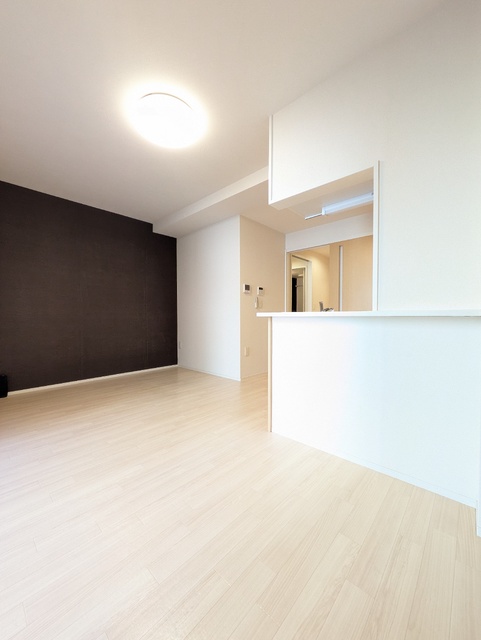 居室・リビング　カウンターキッチンのリビング※照明は設備ではございません