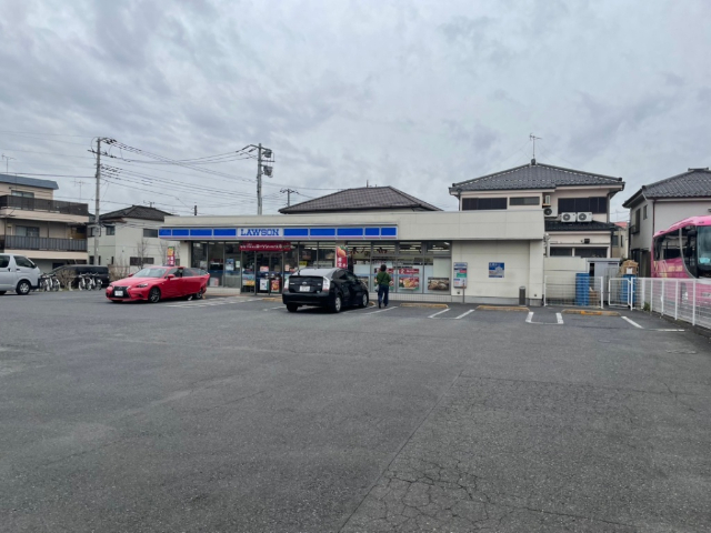 コンビニ　ローソン伊興本町二丁目店（コンビニ）まで354m