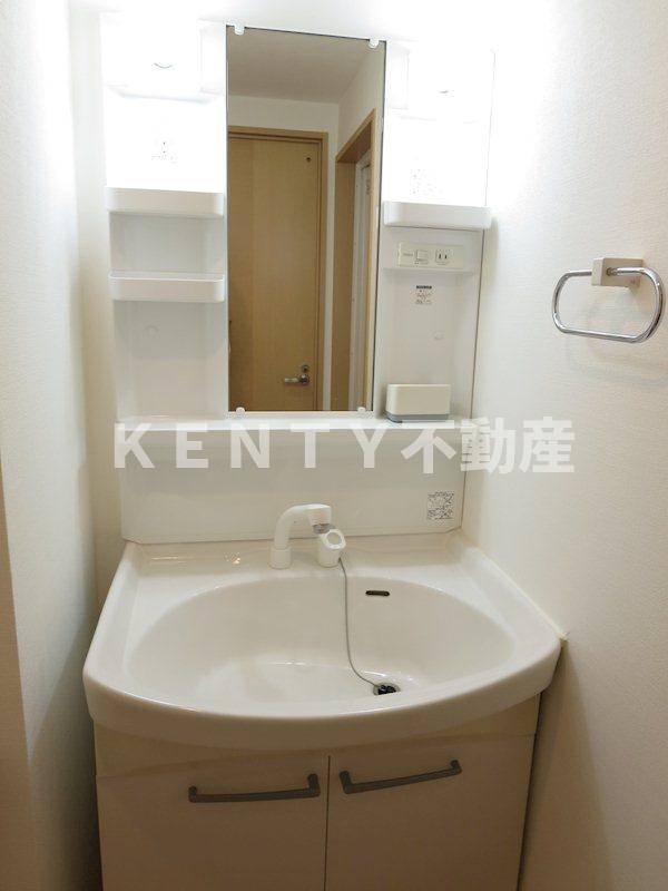 洗面設備　明るい洗面所です