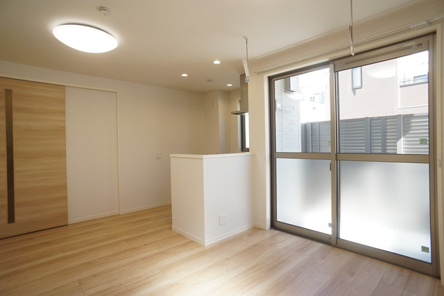 居室・リビング　広いリビングはゆったりくつろげる憩いの空間です♪