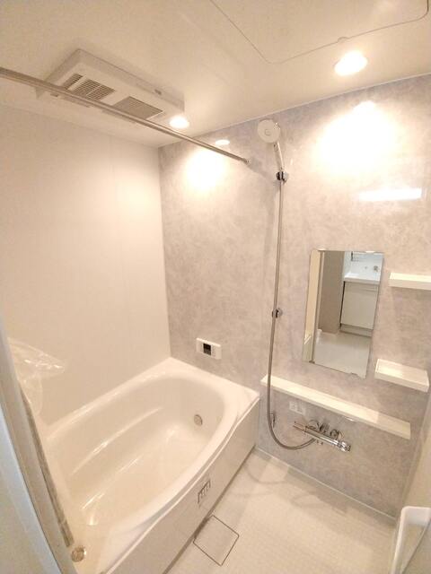 バス・シャワールーム　建築中の写真となります。