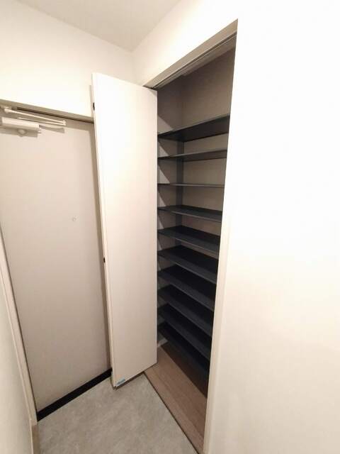 玄関　建築中の写真となります。