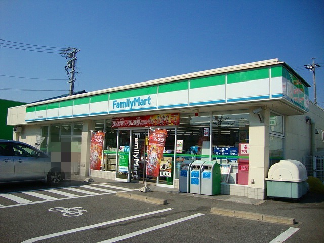 コンビニ　ファミリーマート名東極楽店（コンビニ）まで300m