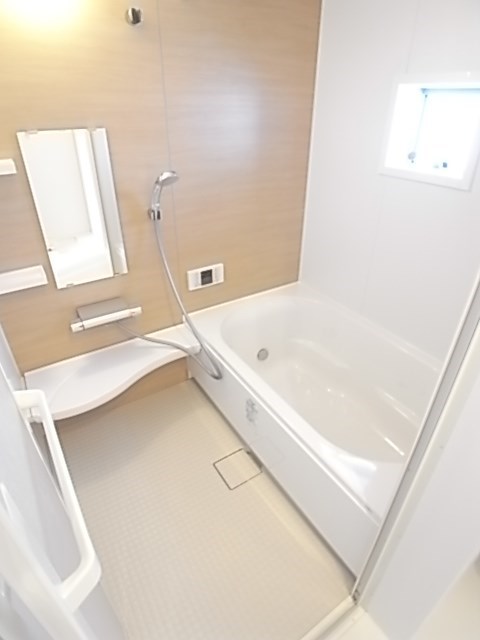 バス・シャワールーム　コンパクトで使いやすいお風呂です