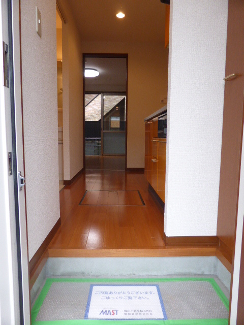 玄関　※写真は他号室です