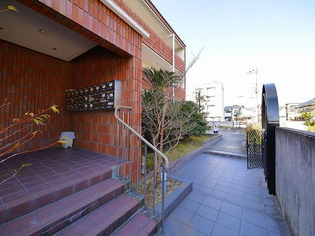 エントランス　落ち着いたエントランスです