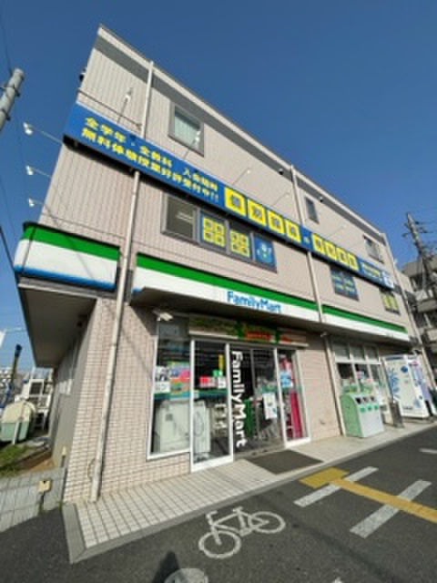 コンビニ　ファミリーマート太田窪２丁目店（コンビニ）まで600m
