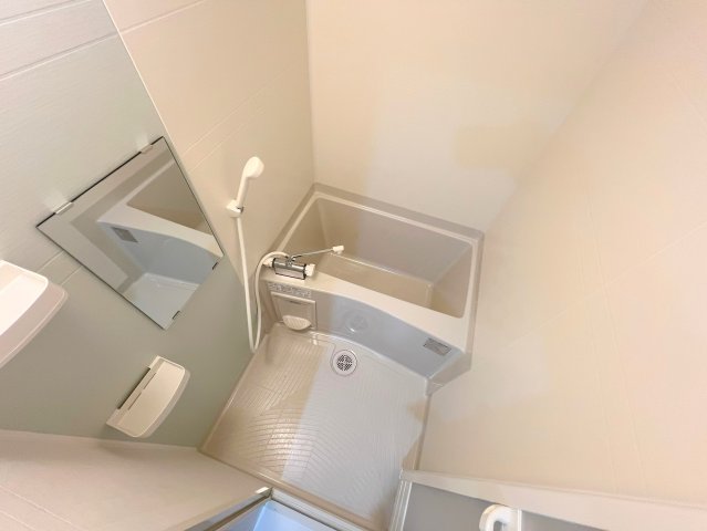 バス・シャワールーム　広めのお風呂は一日の疲れを癒してくれます。