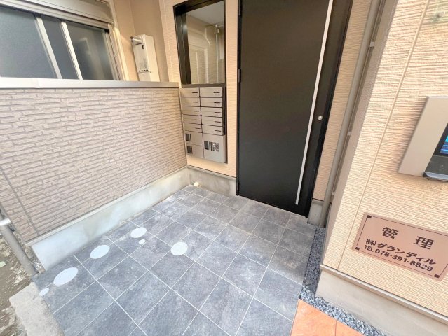 エントランス　オシャレなエントランスは安心のオートロック付きです。